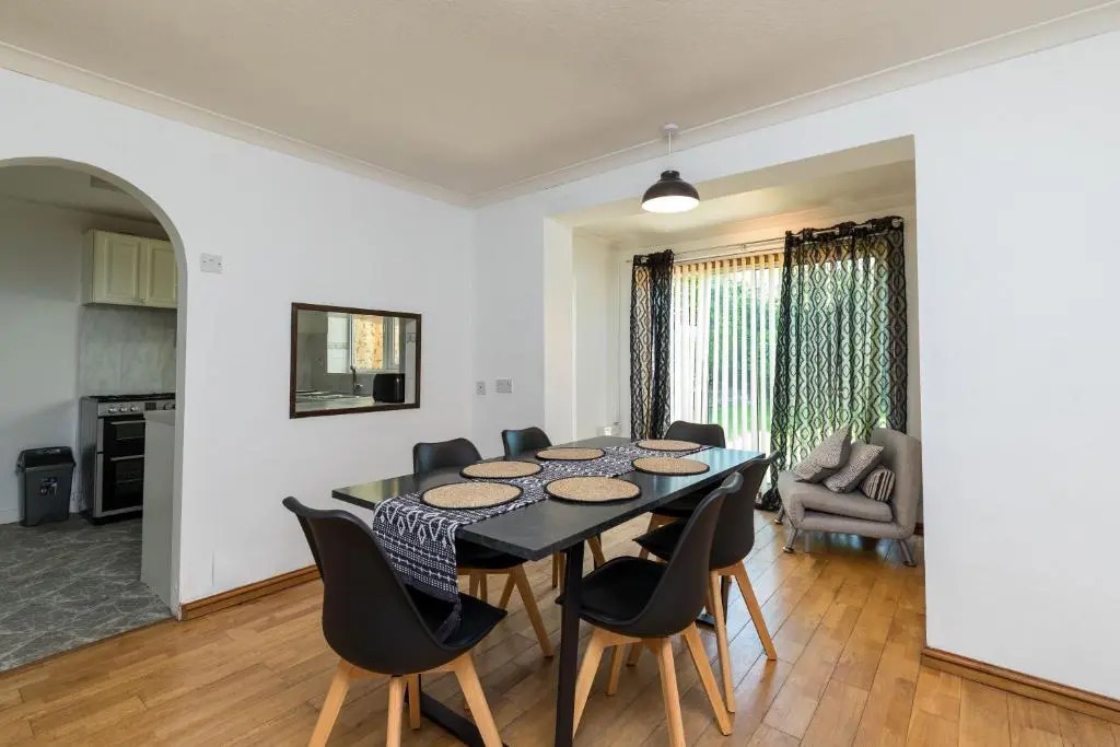 Findon House Spacious 3 bedroom, contractor, relocations friendly,10mins from GATWICK Airport, free parking, WIFI, garden, CRAWLEY