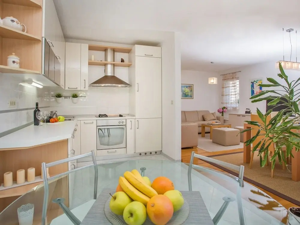 Spacious and Modern 1st Floor Apartment With Private Garage, Wi-fi