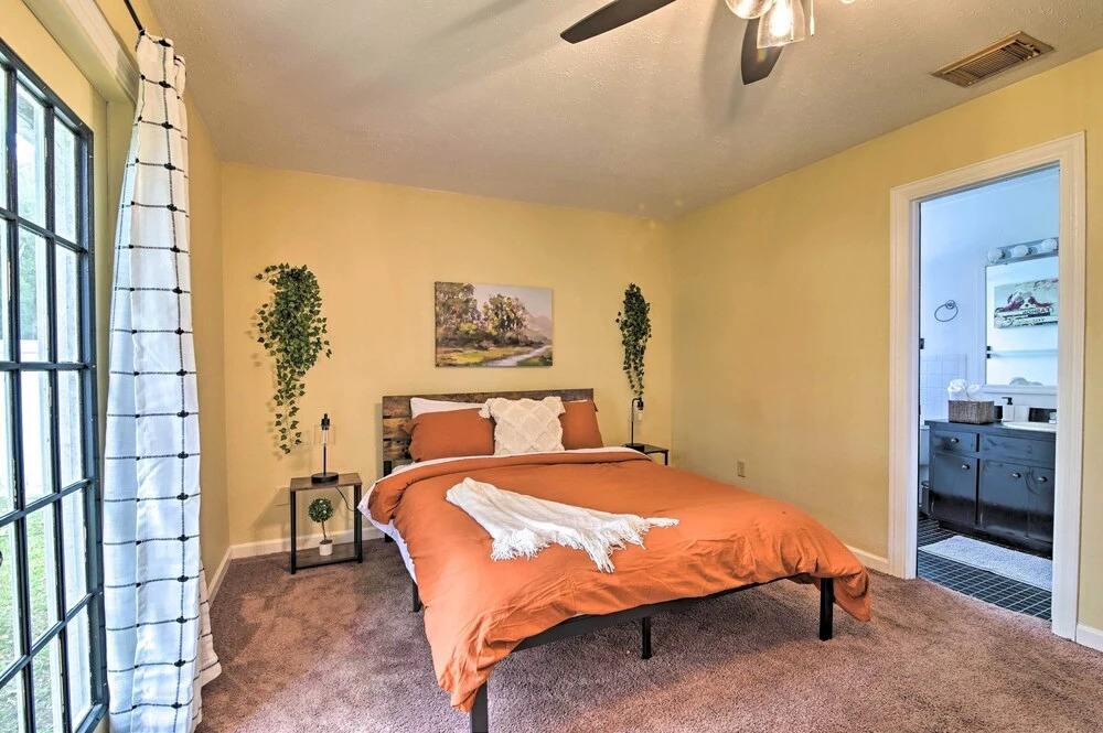 Grand Valrico Home w/ Deck, Fire Pit & Yard!