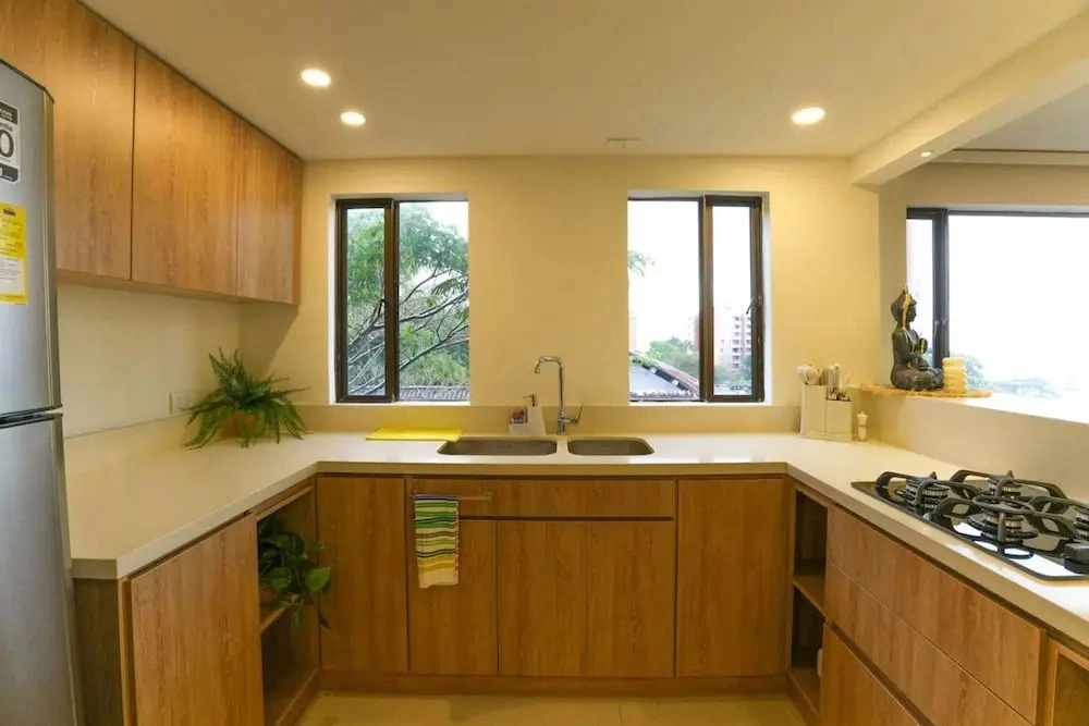 401 - Luxury 4BR Retreat With Private Bathtub and AC