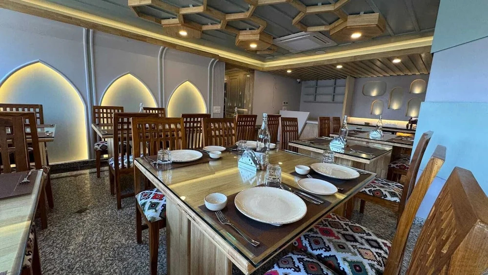 Emroz Kings Resort