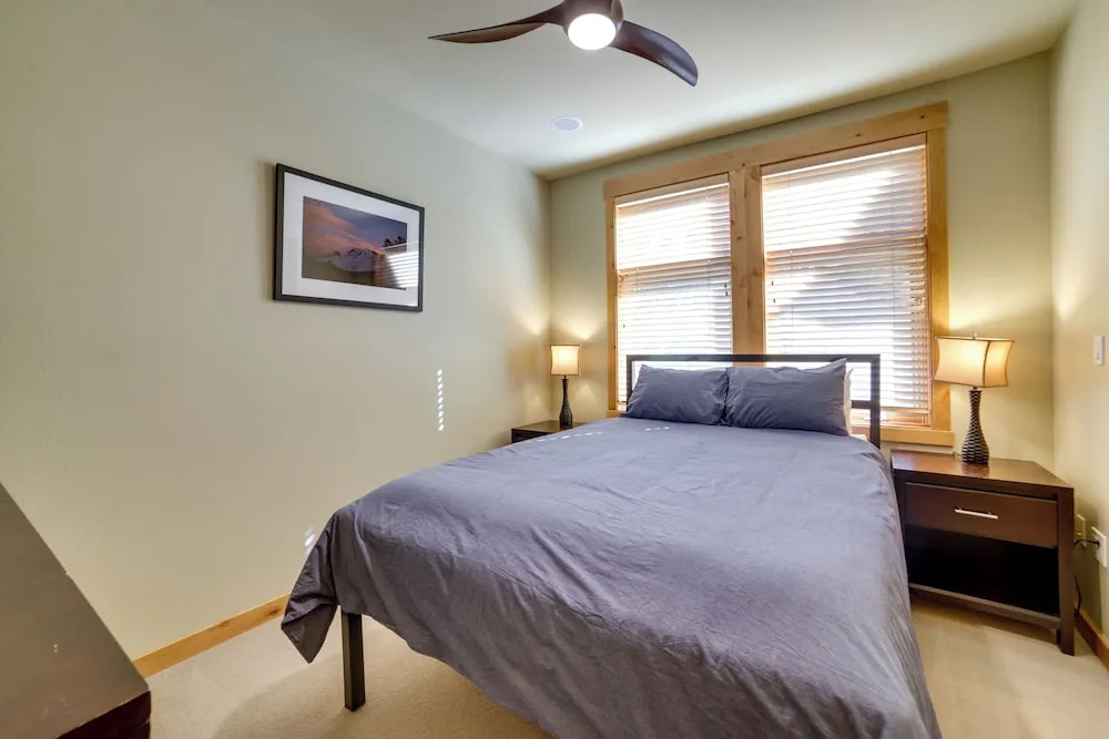 Mammoth Lakes Condo w/ Fireplace: Near Skiing!
