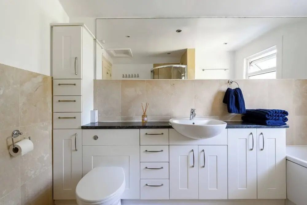 Elegant 3BR Victorian Retreat, Free Parking