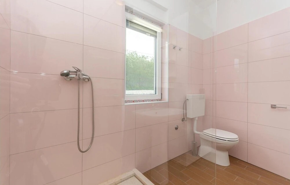 Beautiful Apartment in Maslenica With 3 Bedrooms and Wifi