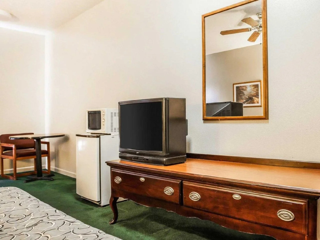 Econo Lodge Inn & Suites Granite City - St Louis