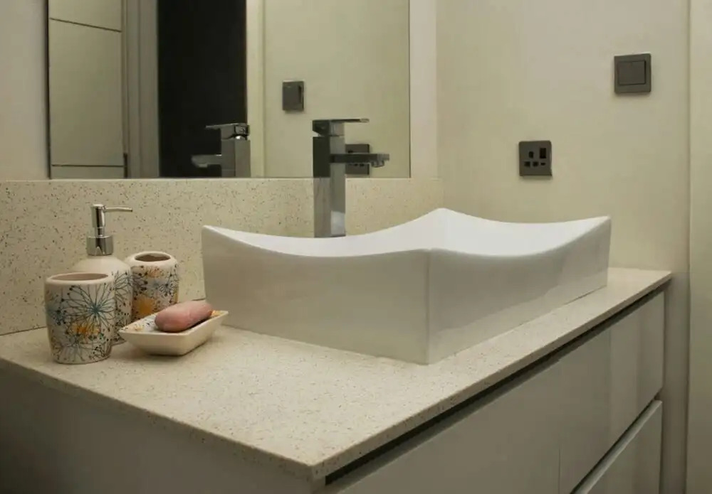 Modern 2-bed Sleeps 4 With Balcony