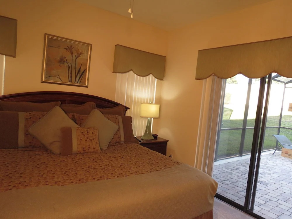 Kissimmee Maingate Area Pool Homes by SVV
