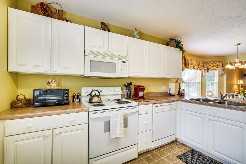 Pigeon Forge Home w/ Deck & Hot Tub Near Town!