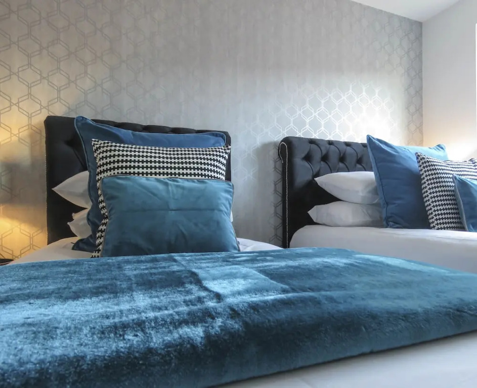 Tudors eSuites Roof Garden Penthouse with Gated Parking