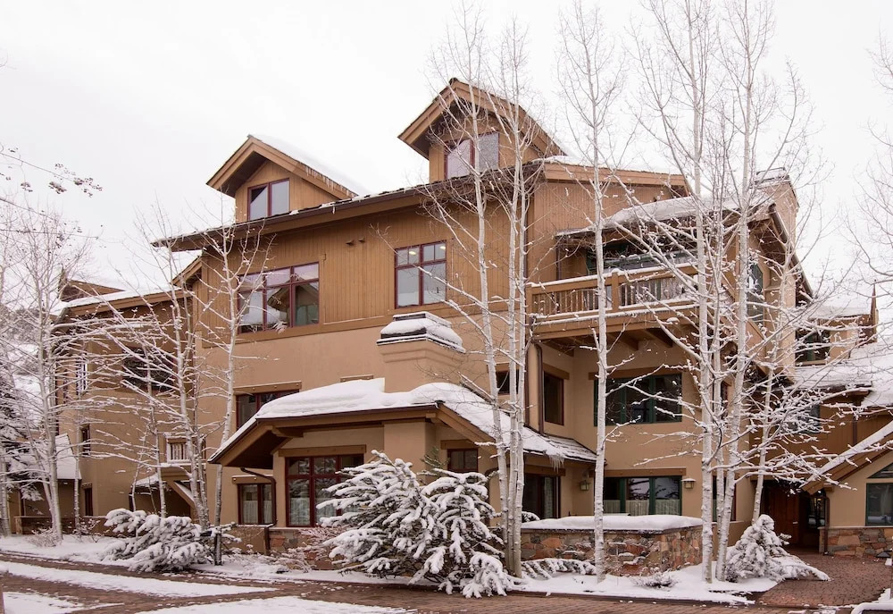 Cozy & Central Arrowhead Ge Townhome, 3br, Sleeps 6 3 Bedroom Townhouse by RedAwning
