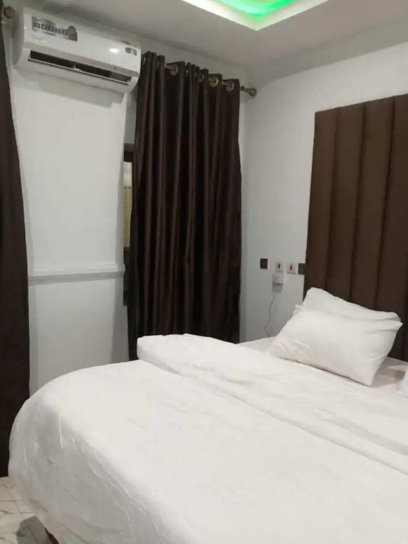 London Branch Hotel and Restaurant