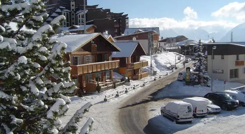 Residence Hameau de Clotaire Alpe dHuez - by EMERALD STAY