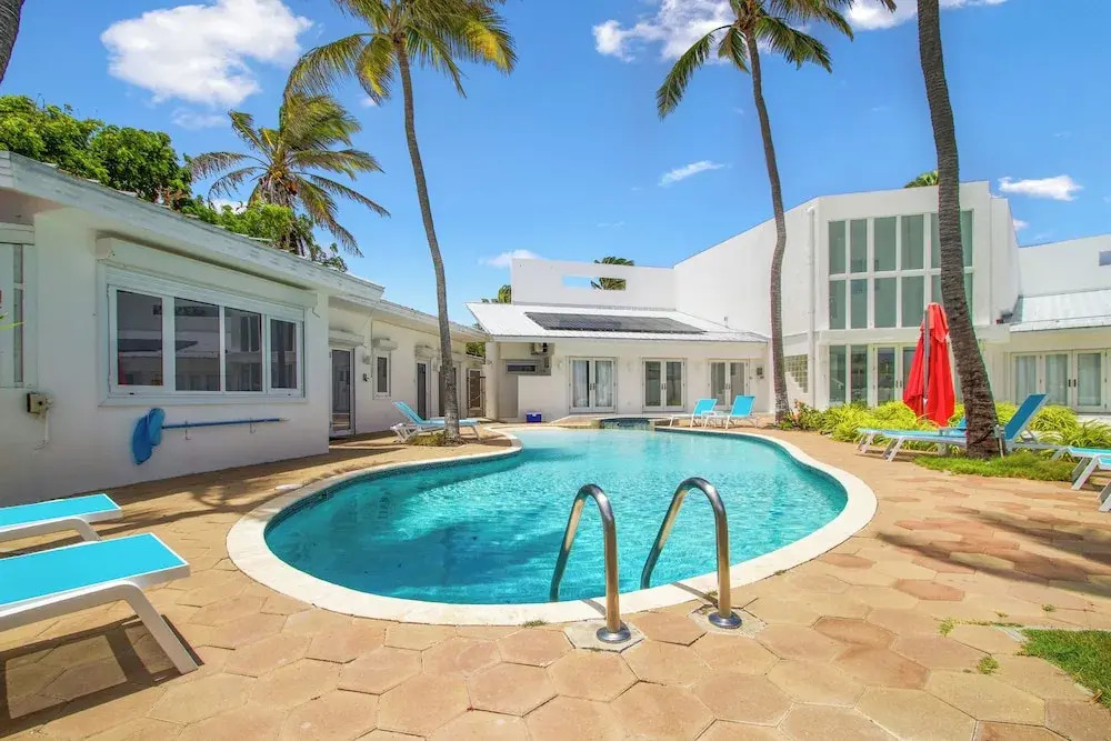 Ocean Front 7-bedroom 7-bath Sunset Views Malmok!
