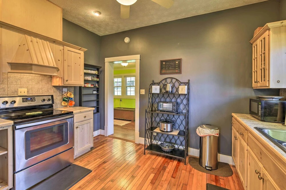 Cozy Damascus Cottage w/ Porch & Trail Access!
