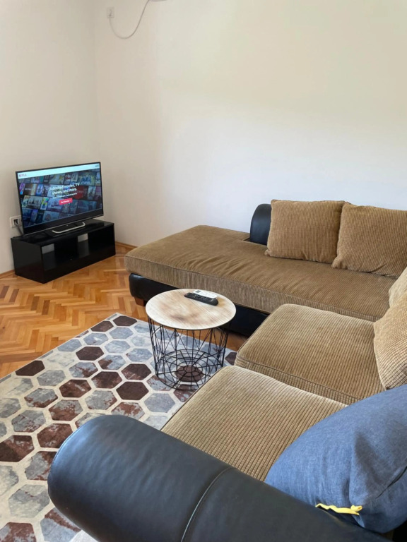 Entire spacious apartment with free parking