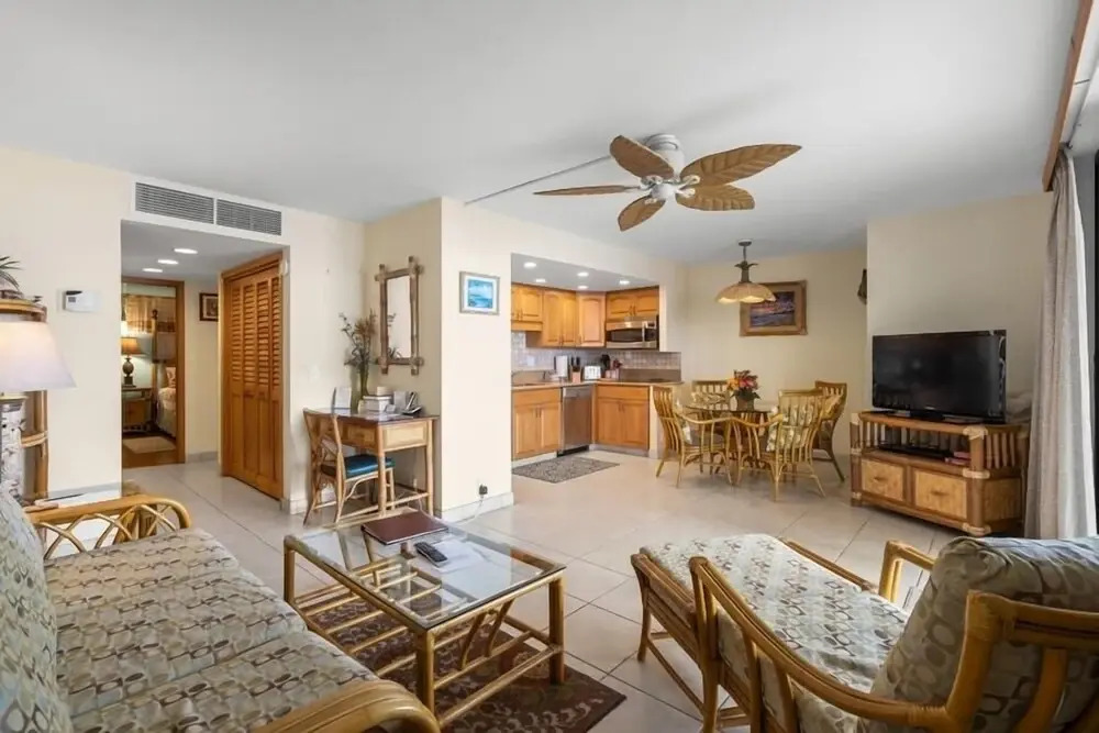 Kihei Beach, #305 1 Bedroom Condo by RedAwning