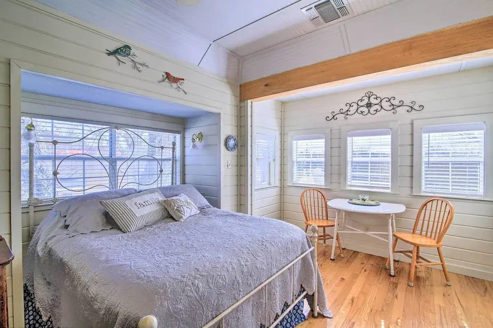 Grand Fredericksburg Retreat - Walk to Main St!