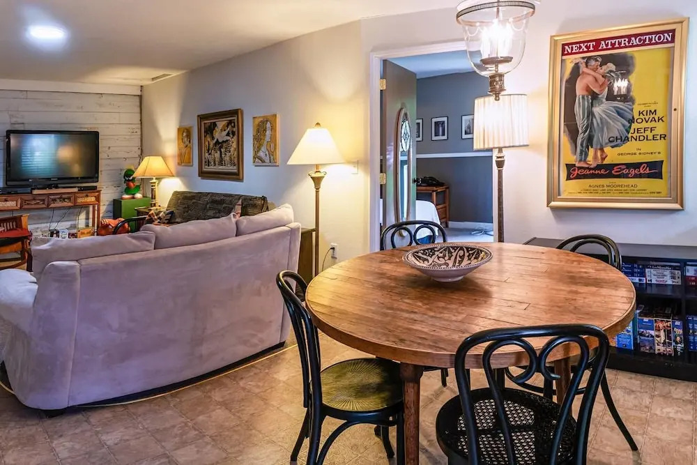 Art & Garden Cottage ~ Near Downtown