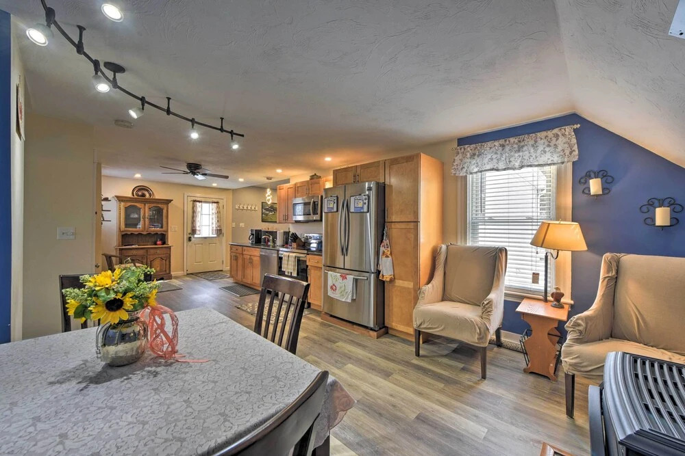 Cozy Getaway - 10 Miles to Mount Wachusett Skiing!