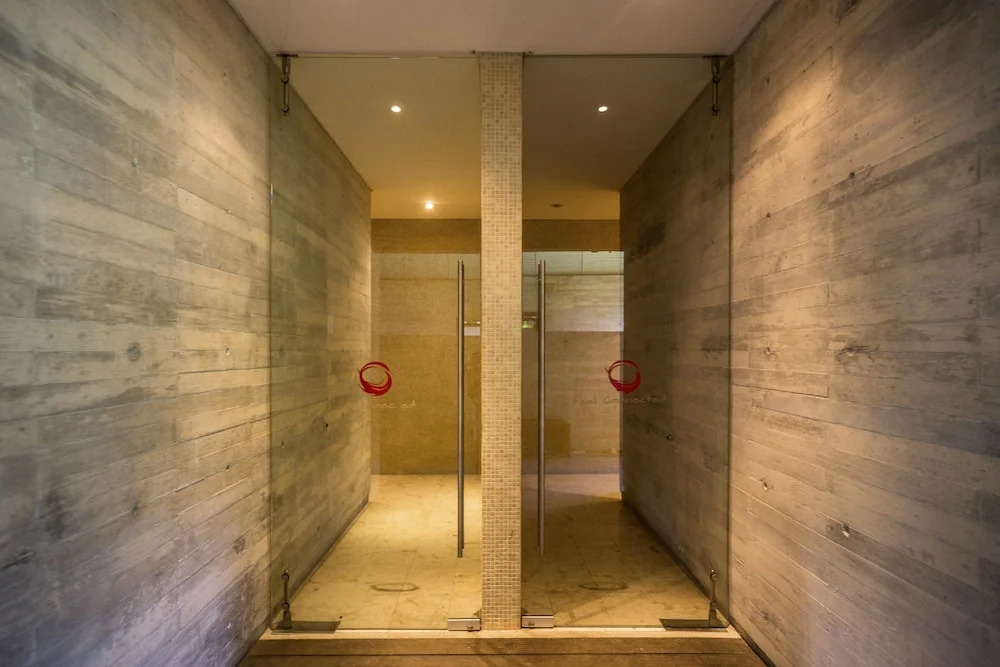 SIU M6 Second floor Condo by Gate48