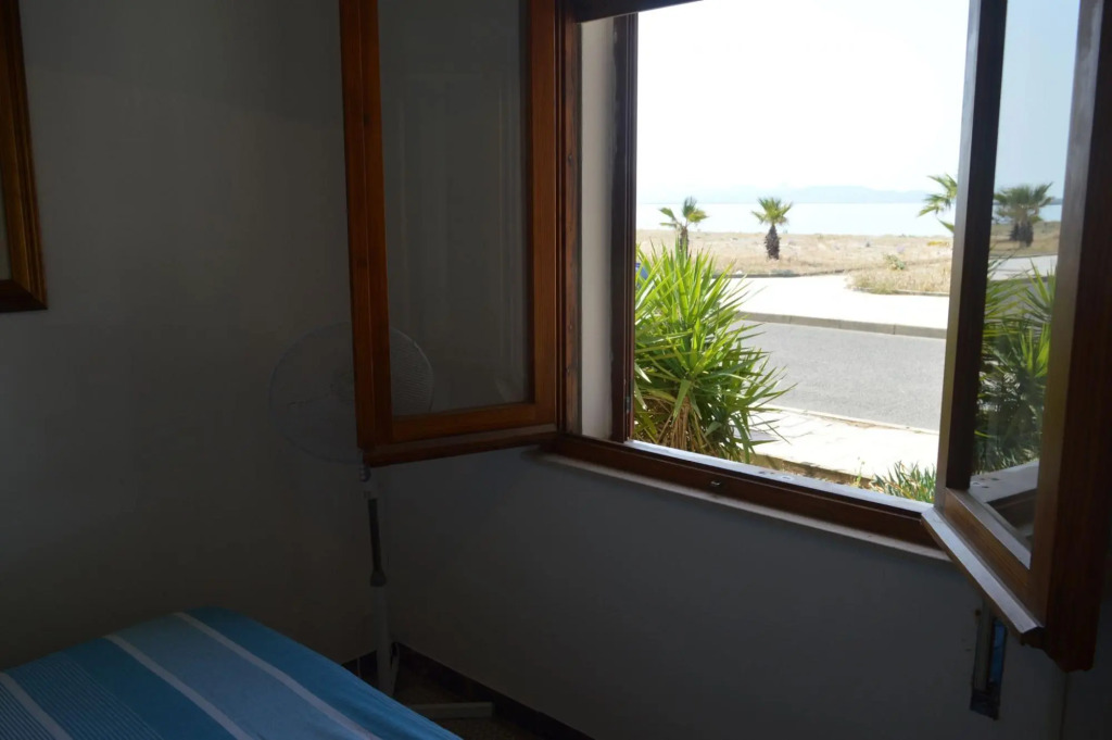 Holiday home on the Torregrande seafront, 30 meters from the seashore-Casa delle Palme