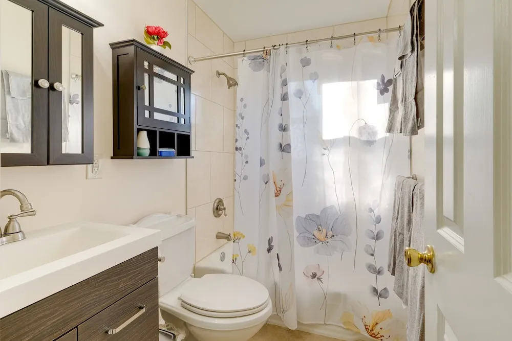 Backyard + Deck: Family-friendly Lorton Home!
