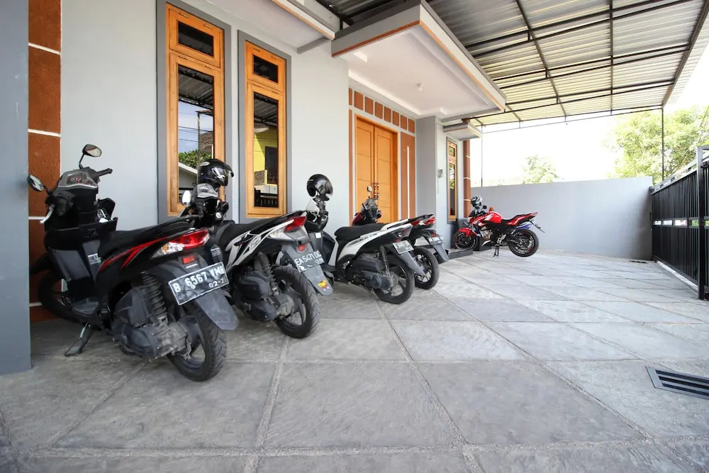RedDoorz Plus near STIE YKPN 2