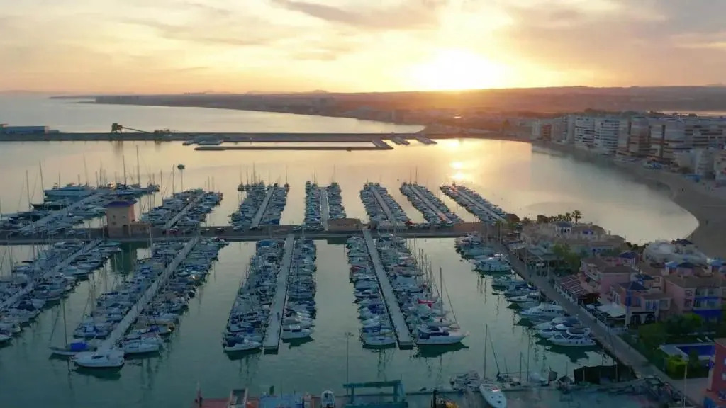 Ático familiar para 3/4px con terraza y Parking en Torrevieja