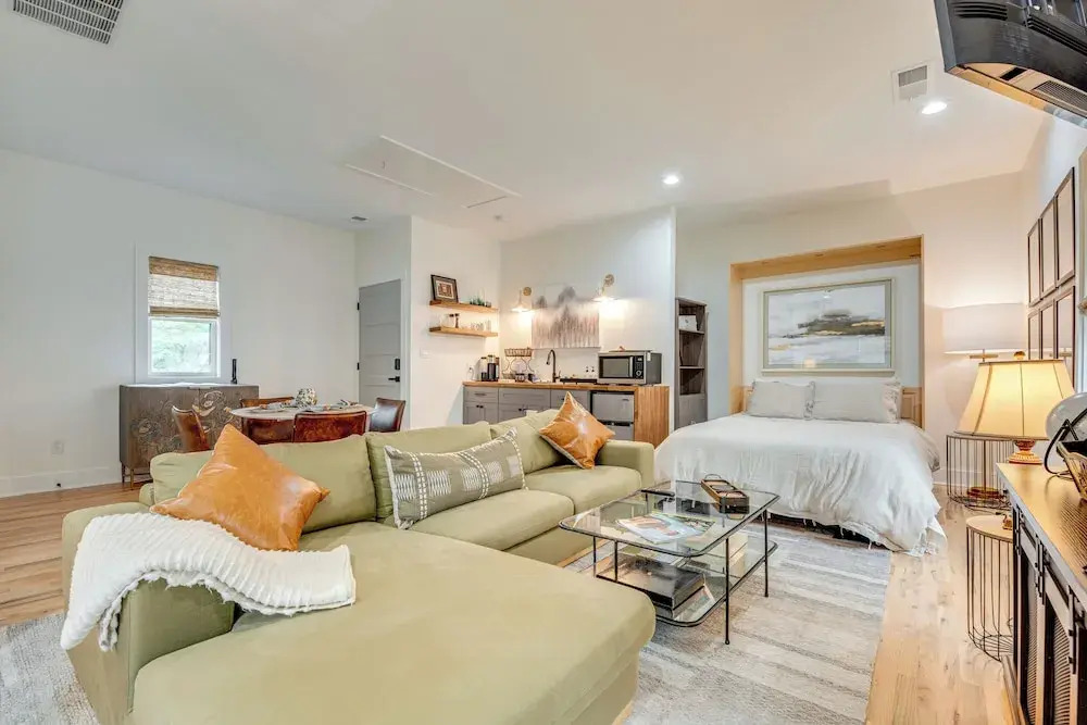 Couples Getaway Near Dtwn ATL & Mercedes-benz!