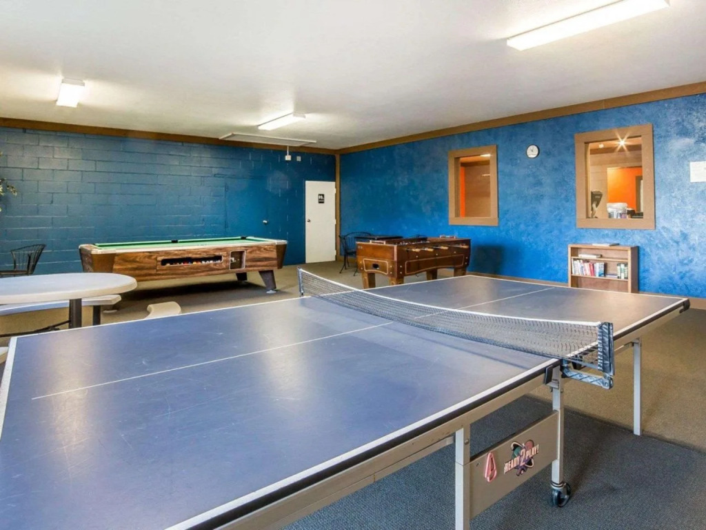 Antler Lodge - Gardiner MT