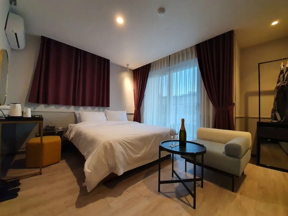 Brown-Dot Hotel