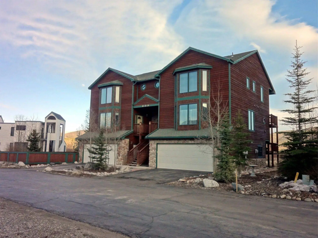 Lakepoint Court