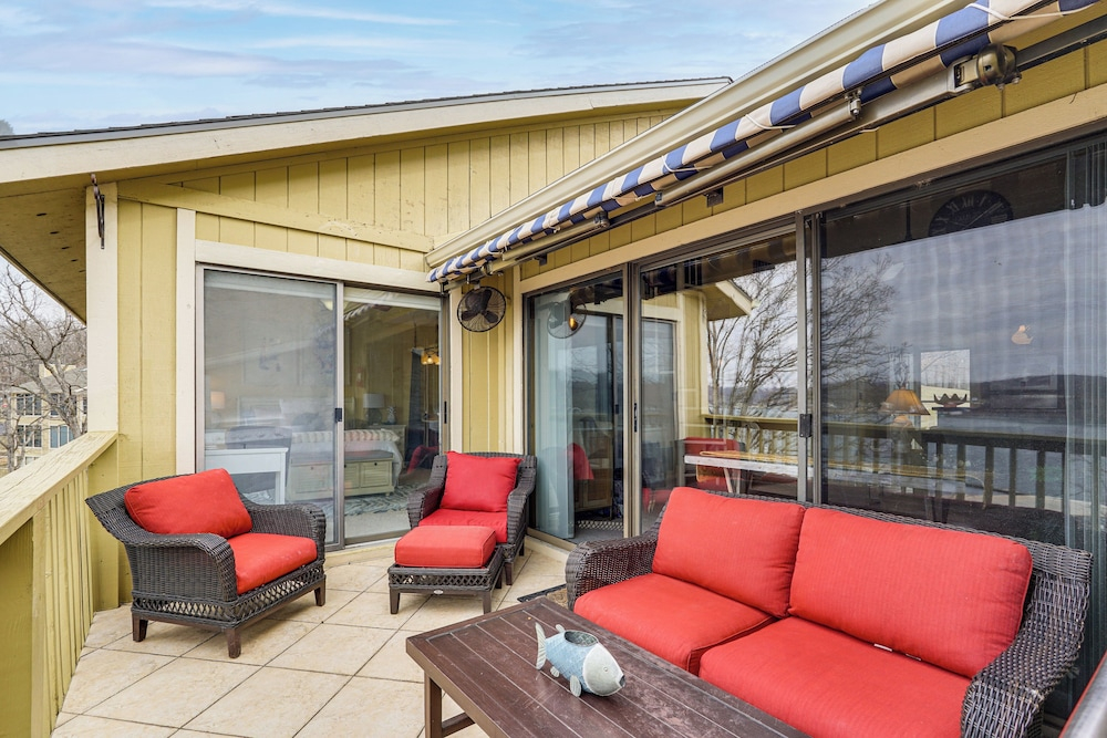 180 Main Channel View! Poolside Apt in Osage Beach