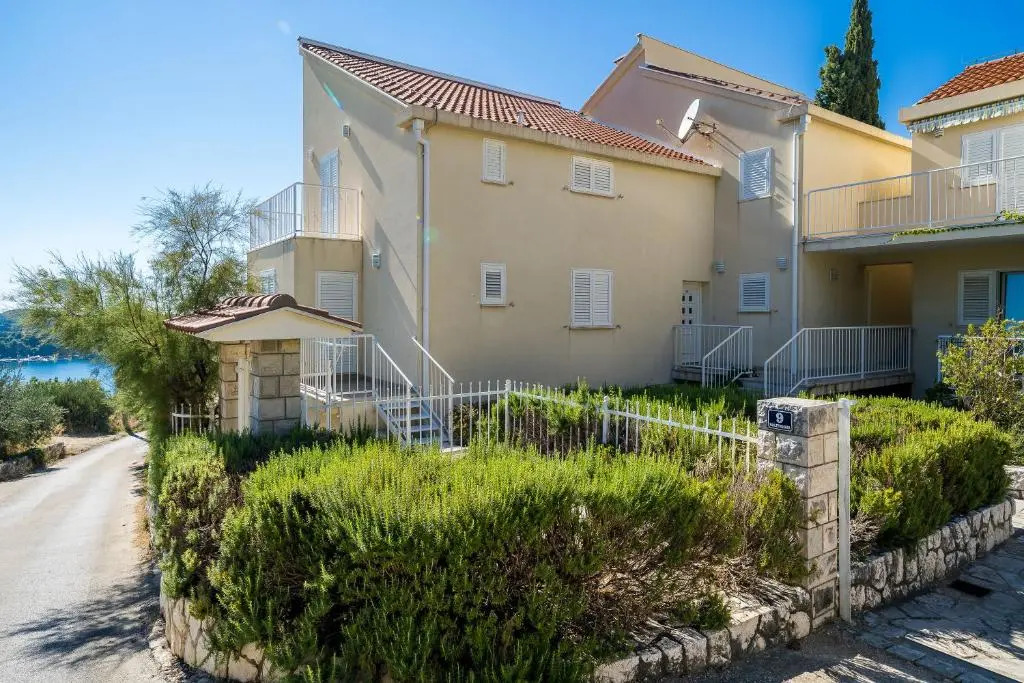 Comfort 1-Bedroom Apartment with Pool & Sea view