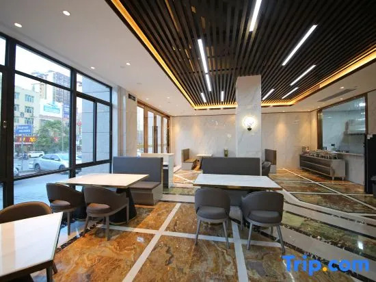 Wuhua Water Moon Skylight Luxury Boutique Hotel
