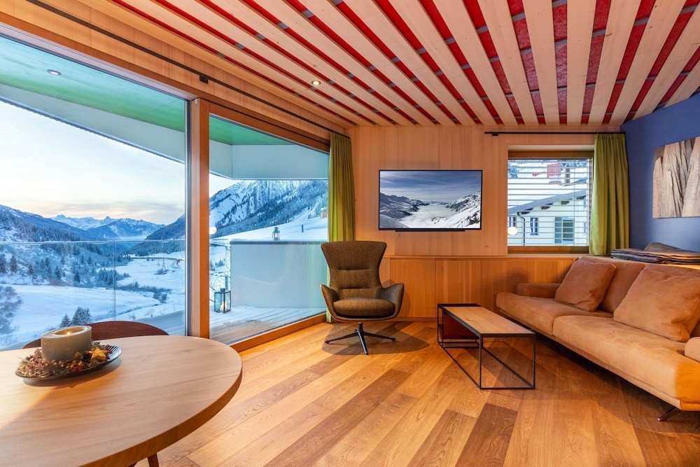 Wohlfühlhotel Hubertushof am Arlberg - Ski-In & Ski-Out - Sky Pool