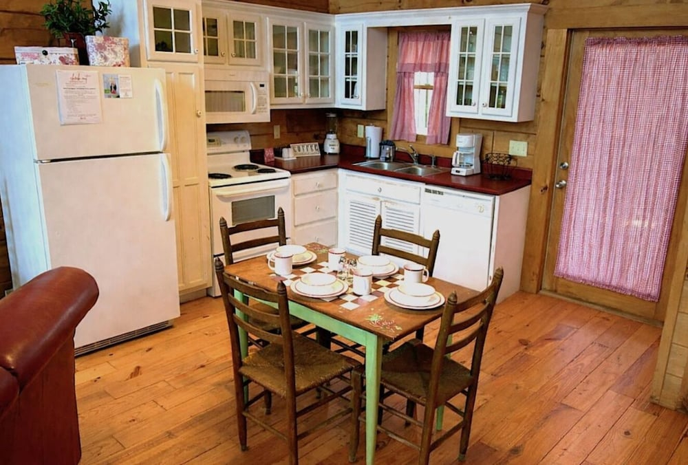 Adorable Shut'er Inn 1 Bedroom Cabin