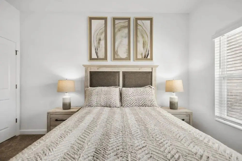 NEW King Bed Disney Contemporary Townhouse