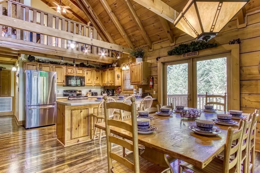 ER254 - Hibernation Hideaway Great Location - Close To Town! 5 Bedroom Cabin by RedAwning