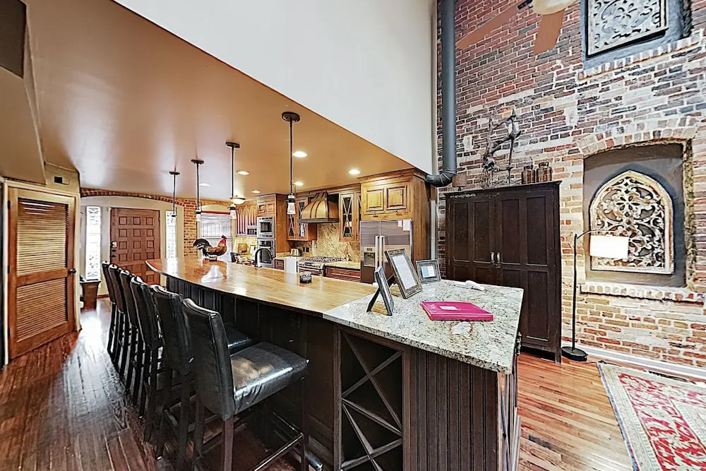 Remodeled All-suite Downtown Loft W/ Balcony 2 Bedroom Condo