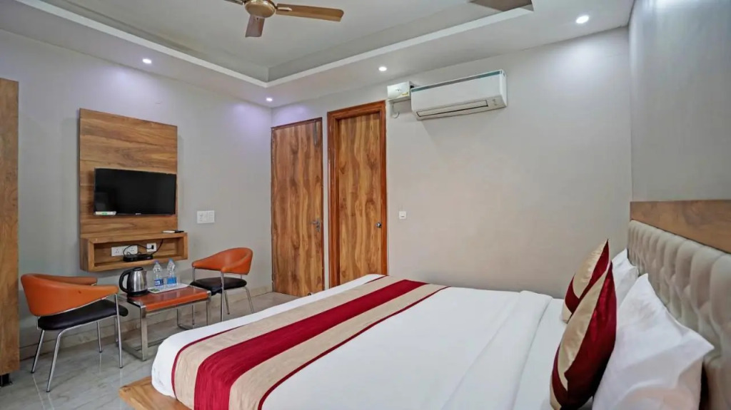 Serviced Apartment near Medanta by BedChambers
