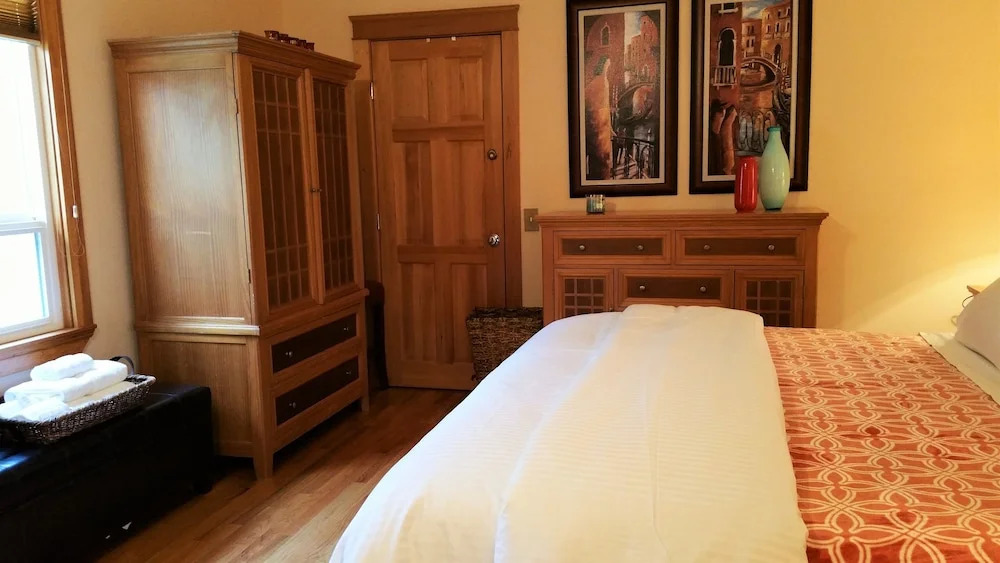 Geneva Garden Bungalow - Two Bedroom Home