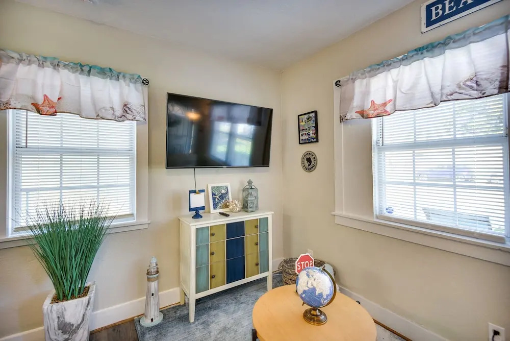 Hampton Home w/ Grill < 1 Mi to Beach!