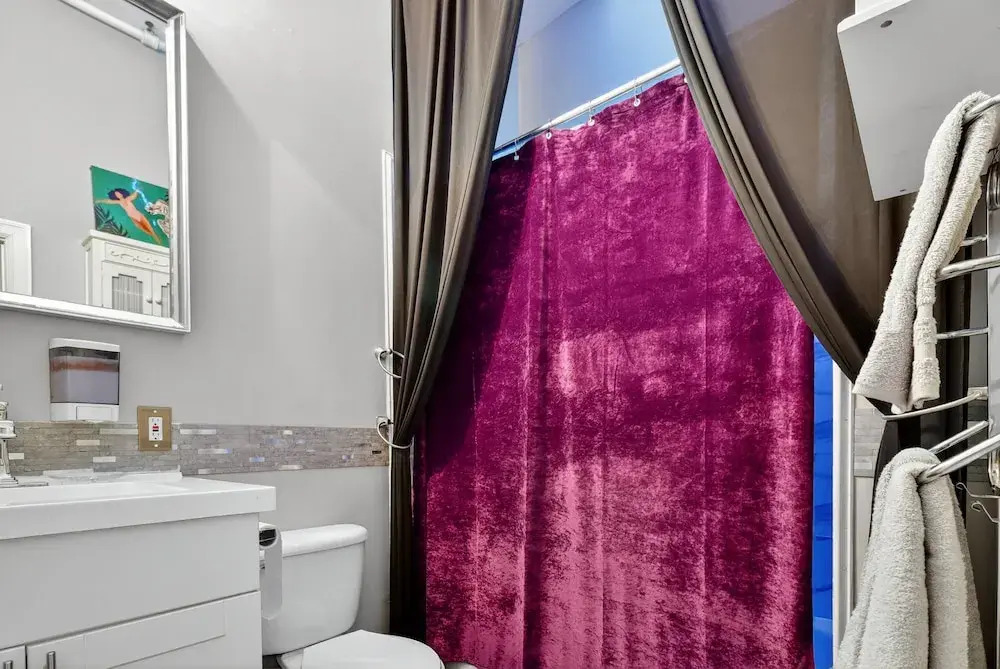 Huge 'man Cave' 2 Mins From Downtown Detroit 1 Bedroom Apts