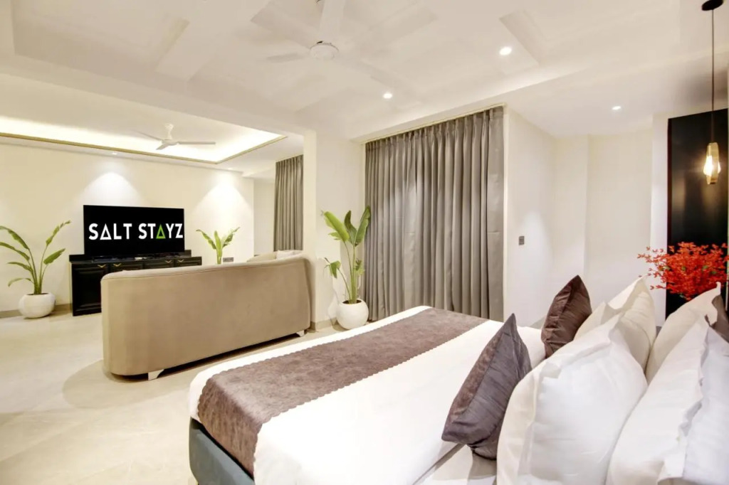 Saltstayz Premier - Galleria Market Road & Sector 27