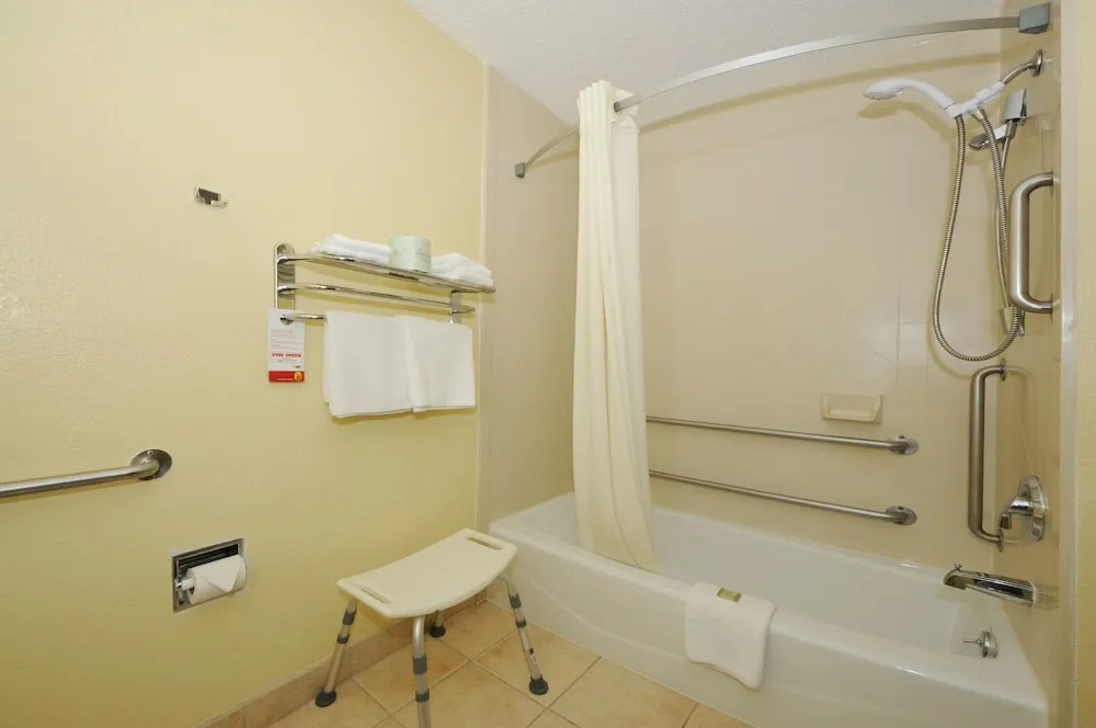 Super 8 by Wyndham Latham - Albany Airport