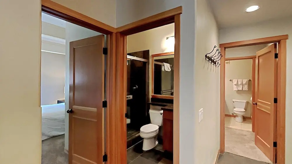Beautiful Mountainside 4 BR Plus Loft/4 Bath Home in Mammoth! by RedAwning