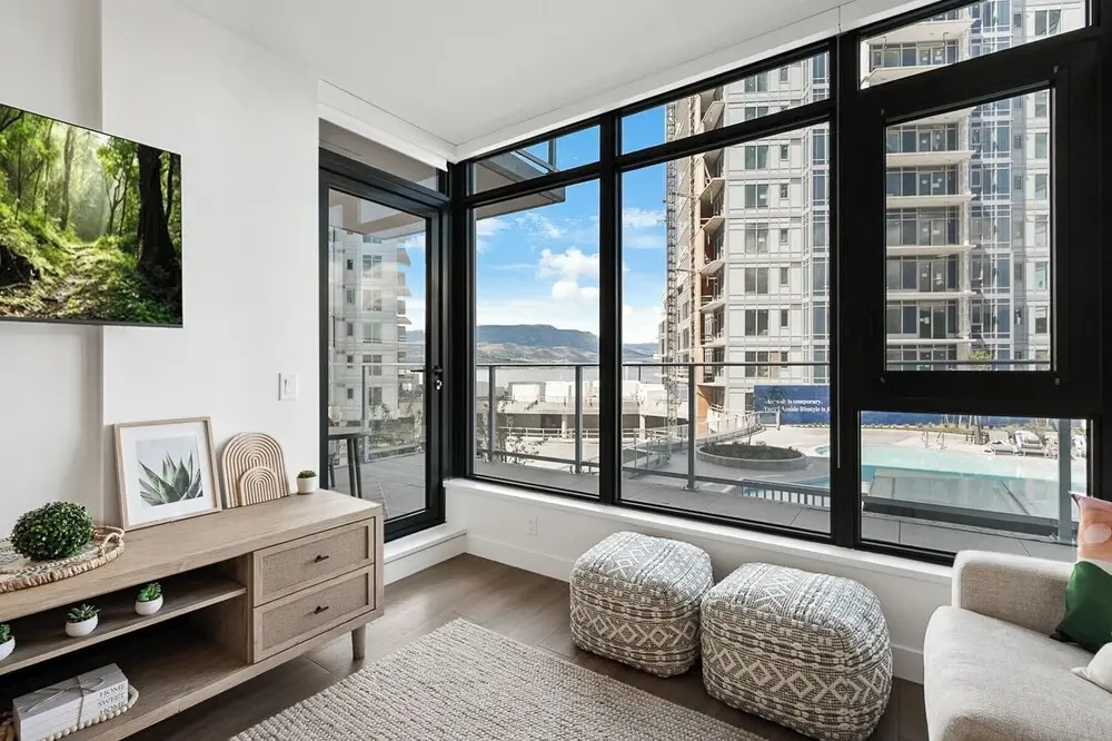 AQUA Corner Unit w Amazing View 614