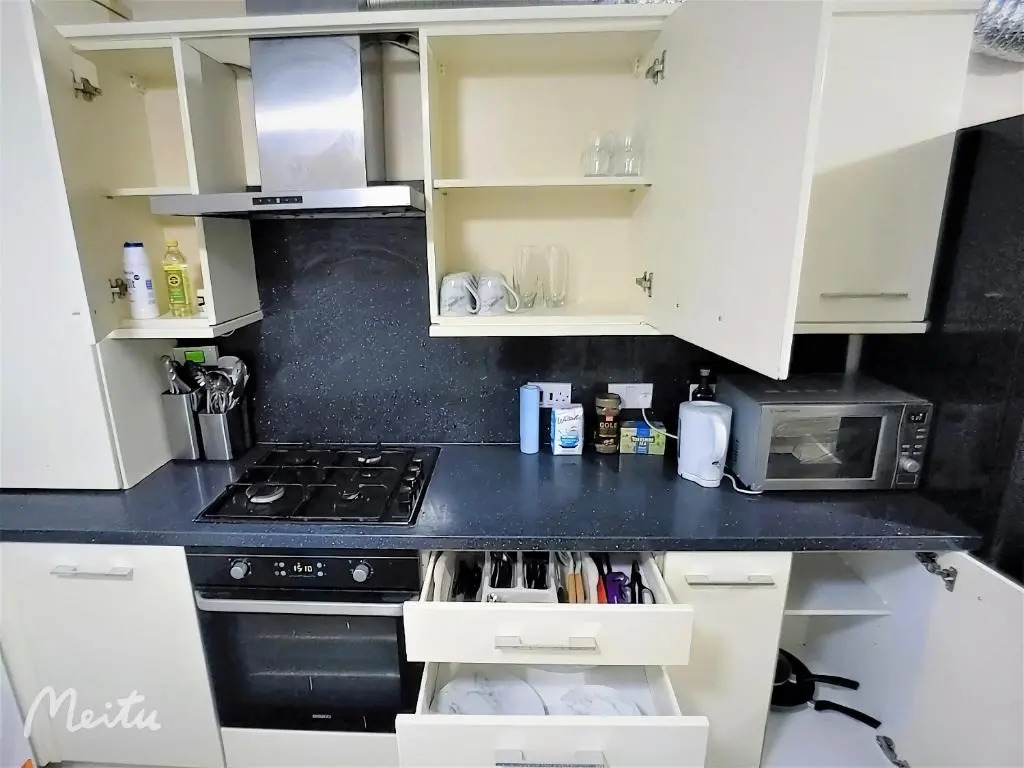 4 Bedrooms 3 Baths Large House Near City Centre, Free Parking