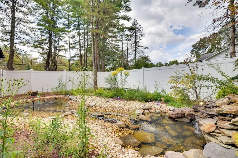 Easy Interstate Access: Original Poconos Log Cabin